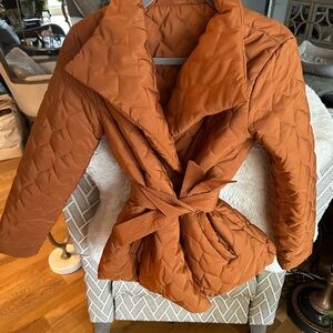 Brown Puffer Jacket with Quilted Fabric and Wide Collar